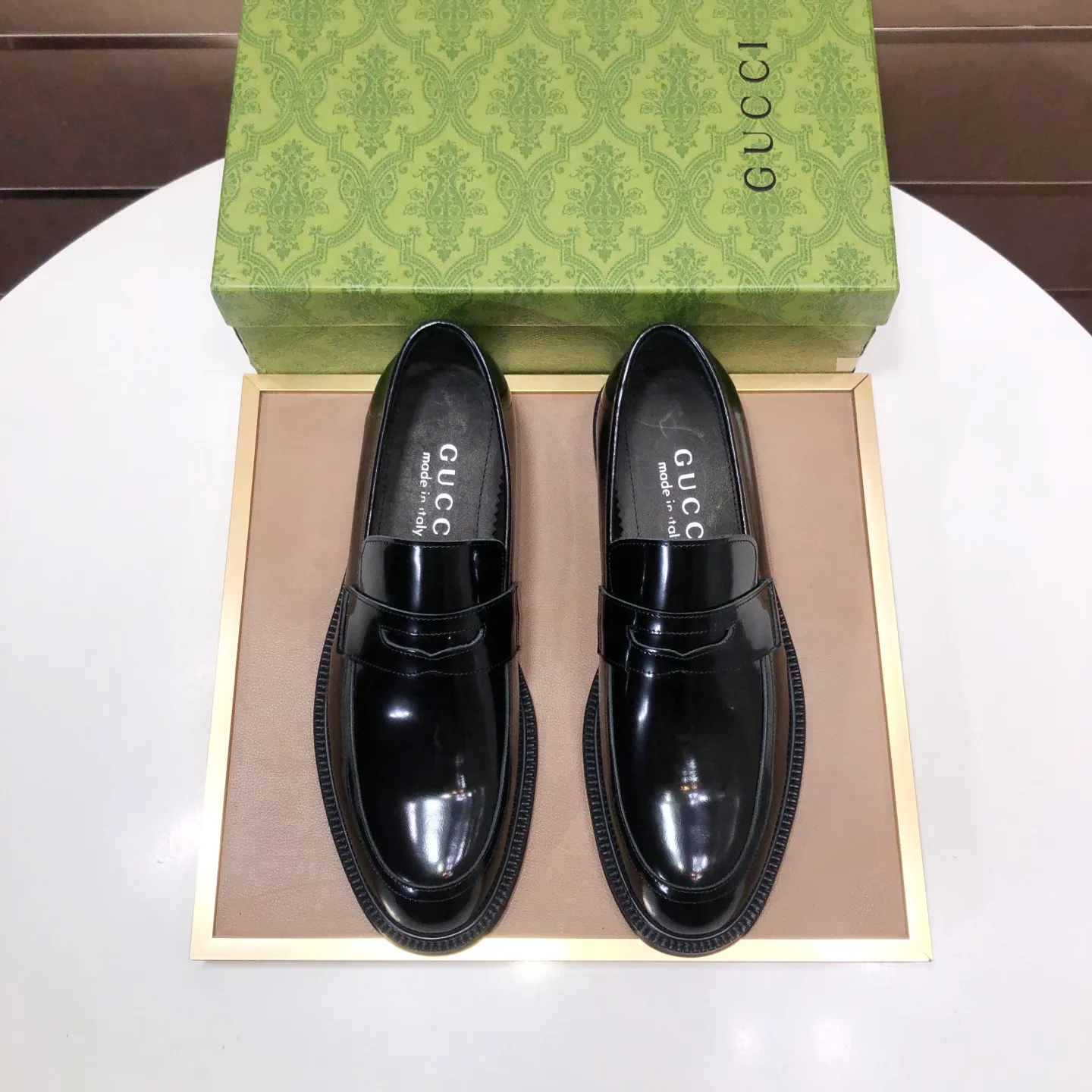Factory batch 500💰Italy’s top luxury men’s shoe giant (GUCCI) (Gucci) (full cowhide lining) new arrival🍃Original European style🔰 Pleasant to the eye😍In order to make the shoes more durable and non-deformable🌀The production continues to follow traditional methods but there is still no lack of innovation💪The original sheepskin is selected for the leather♻️Smooth, natural and extra bright⭐Made of imported cowhide The rich man’s first choice 38-45 (45 customized)